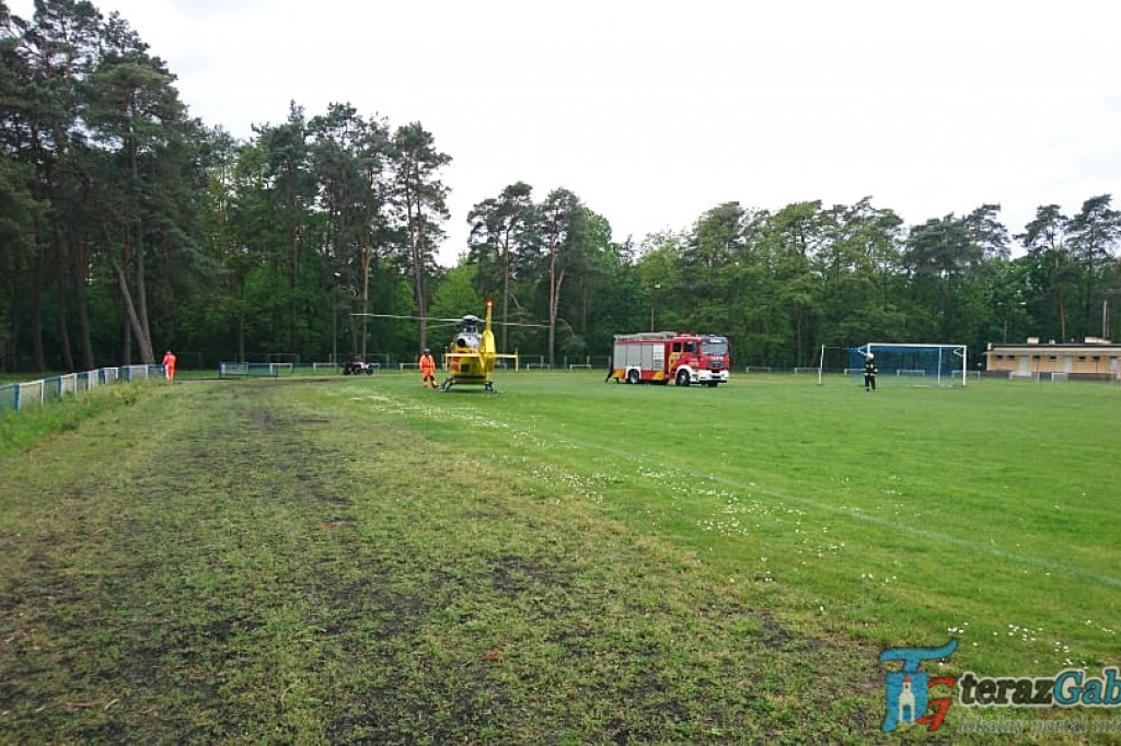 Na stadionie lądował śmigłowiec ratowniczy. Przyleciał po chorego. [zdjęcia]