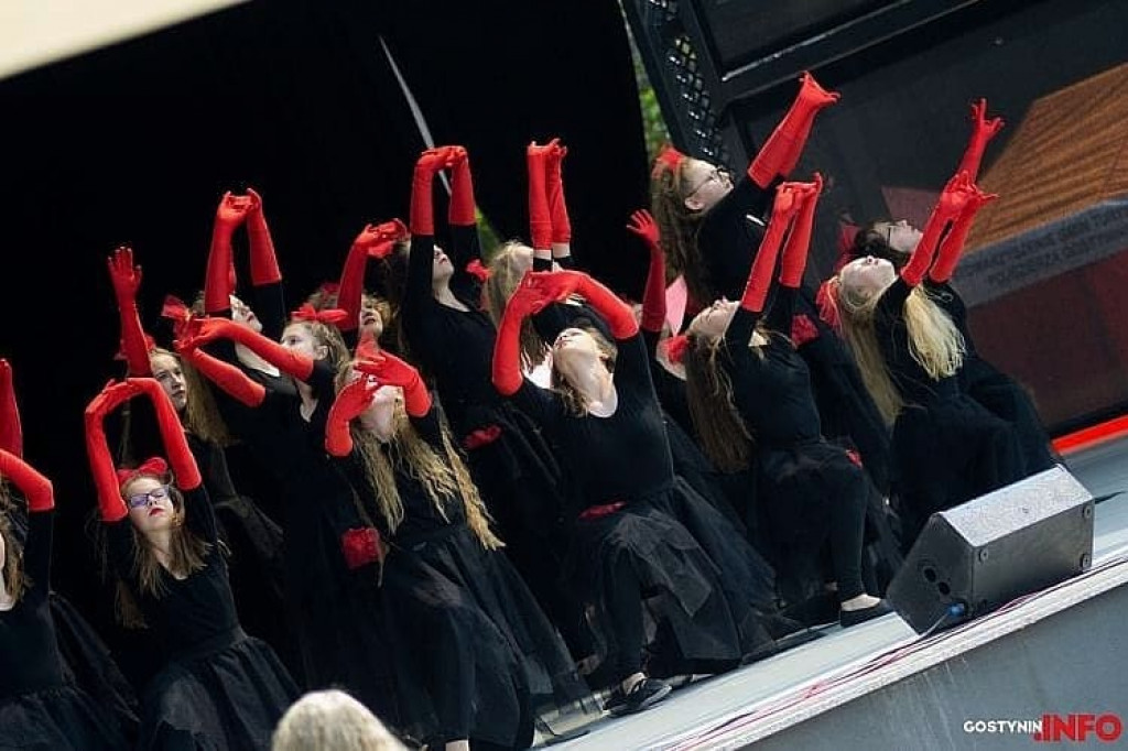 Świetne występy zespołów tanecznych z Gąbina. Jeden z nich na podium festiwalu. [zdjęcia]