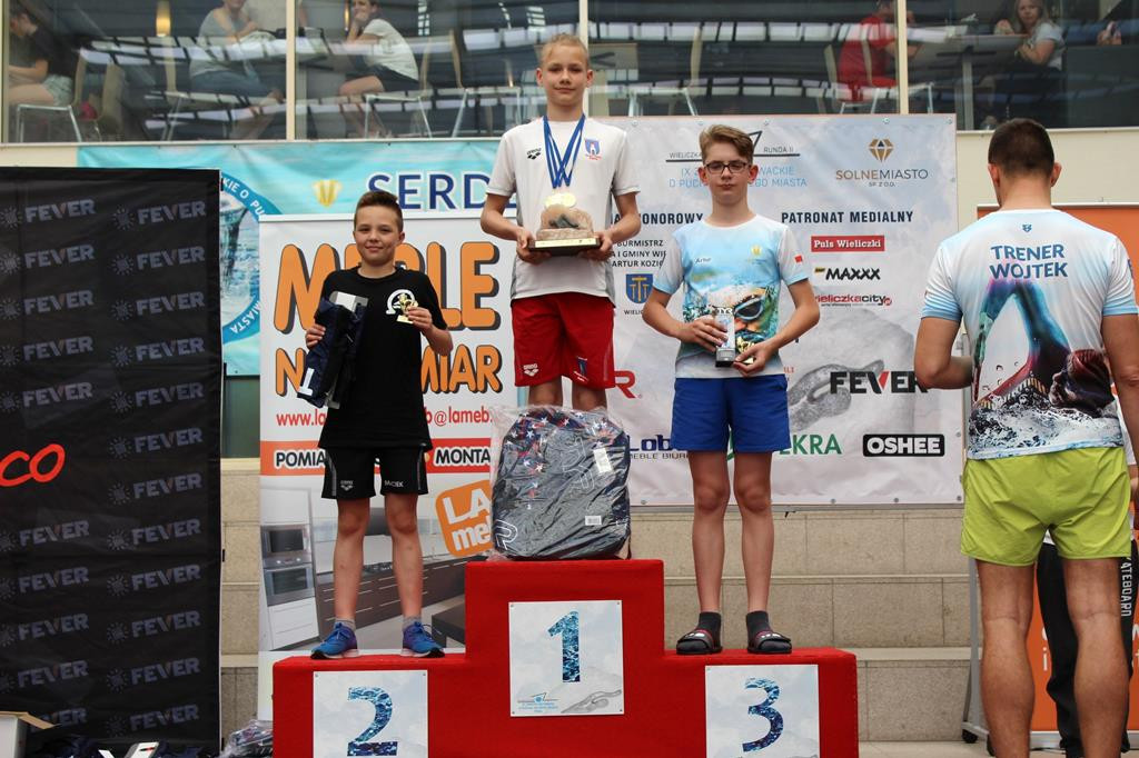Tymek Jóźwiak z Jordanowa najlepszym pływakiem wśród 11 latków. Jego brat również odnosi sukcesy. [zdjęcia]