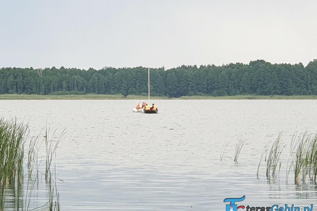 Akcja ratownicza na Jeziorze Zdworskim. Wywróciła się żaglówka. [zdjęcia]