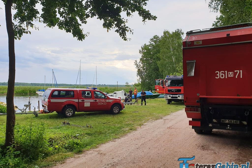 Akcja ratownicza na Jeziorze Zdworskim. Wywróciła się żaglówka. [zdjęcia]
