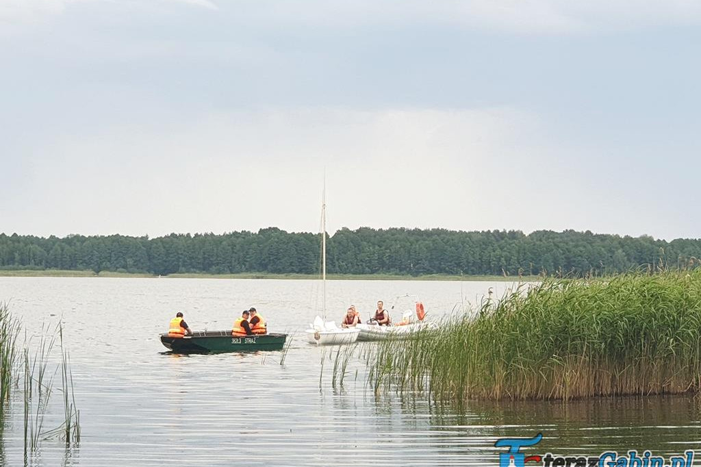 Akcja ratownicza na Jeziorze Zdworskim. Wywróciła się żaglówka. [zdjęcia]