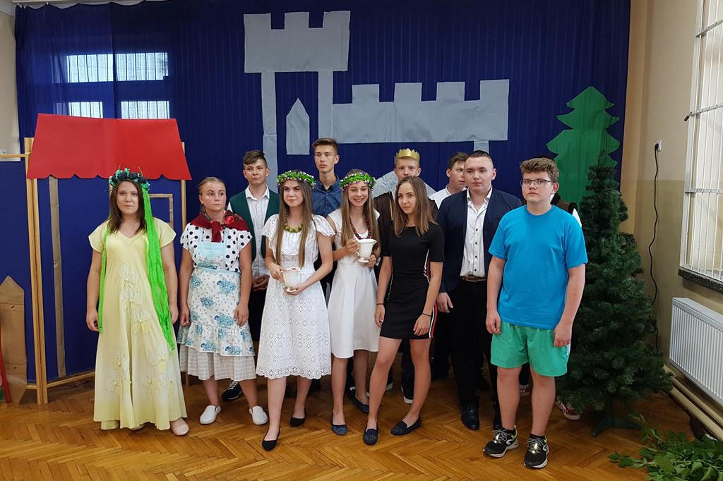 Niezwykłe pożegnanie nauczycieli podczas zakończenia roku szkolnego. [zdjęcia]