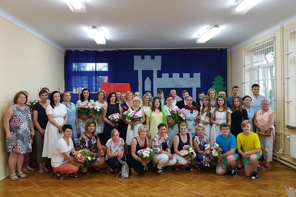 Niezwykłe pożegnanie nauczycieli podczas zakończenia roku szkolnego. [zdjęcia]