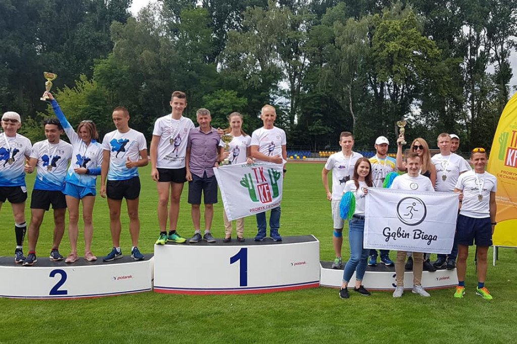 Biegacze z Gąbin Biega na podium w Ciechanowie. Przywieźli wiele pucharów. [zdjęcia]