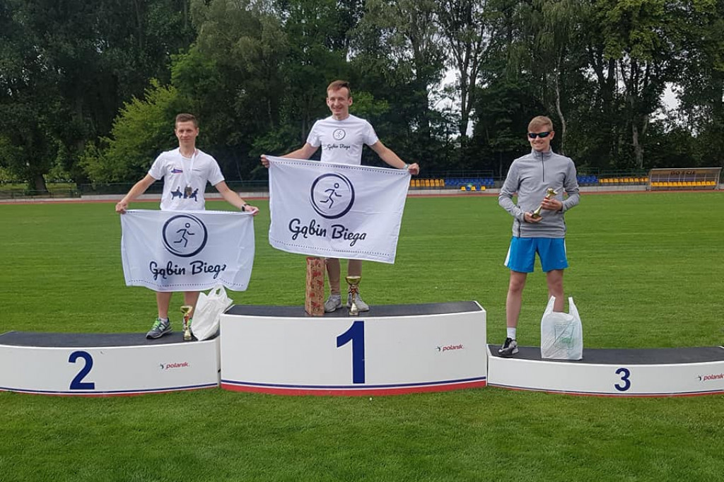Biegacze z Gąbin Biega na podium w Ciechanowie. Przywieźli wiele pucharów. [zdjęcia]
