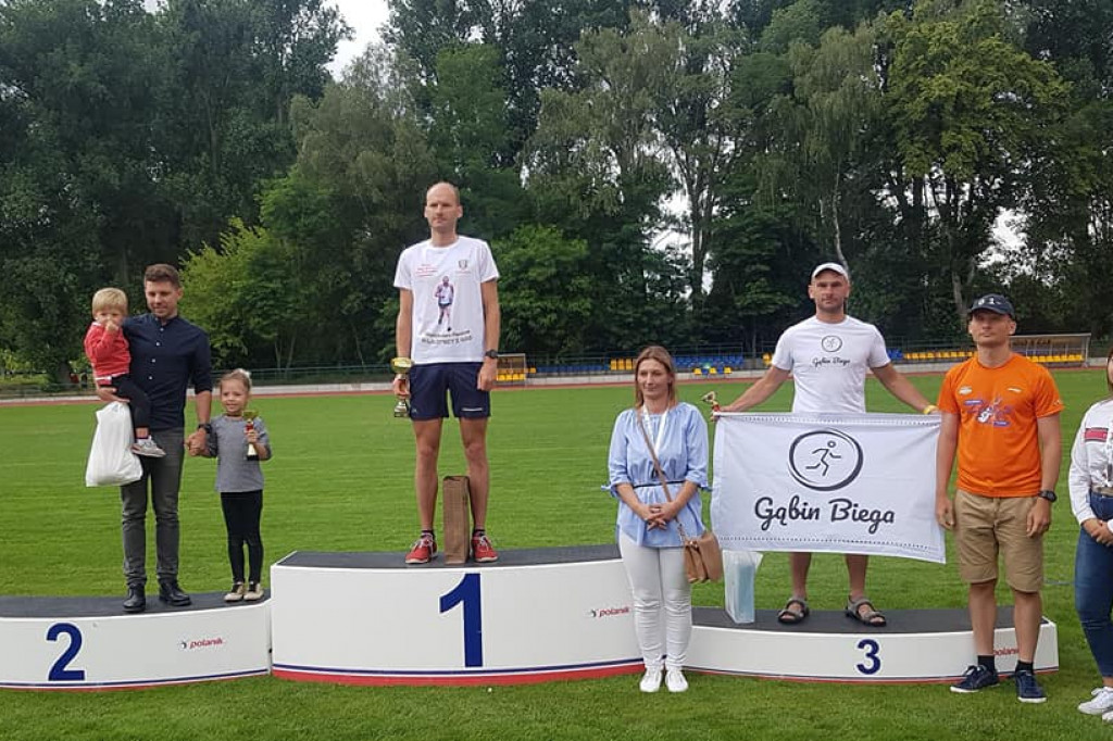 Biegacze z Gąbin Biega na podium w Ciechanowie. Przywieźli wiele pucharów. [zdjęcia]