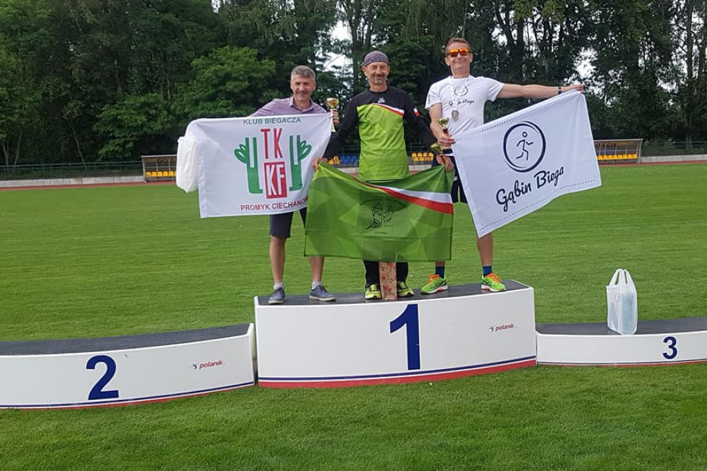 Biegacze z Gąbin Biega na podium w Ciechanowie. Przywieźli wiele pucharów. [zdjęcia]