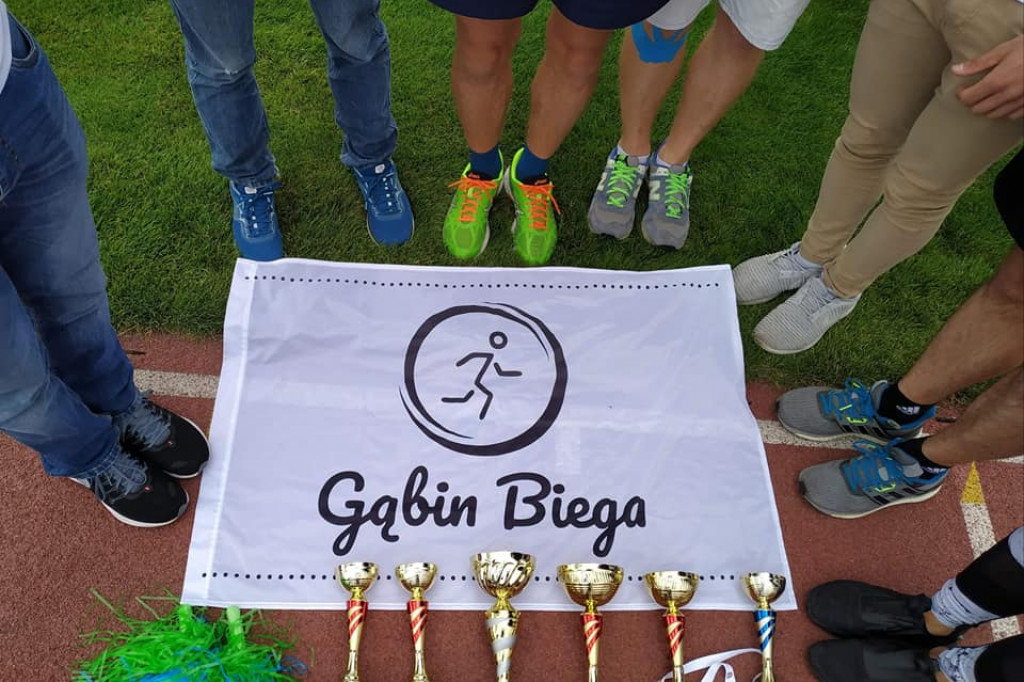 Biegacze z Gąbin Biega na podium w Ciechanowie. Przywieźli wiele pucharów. [zdjęcia]