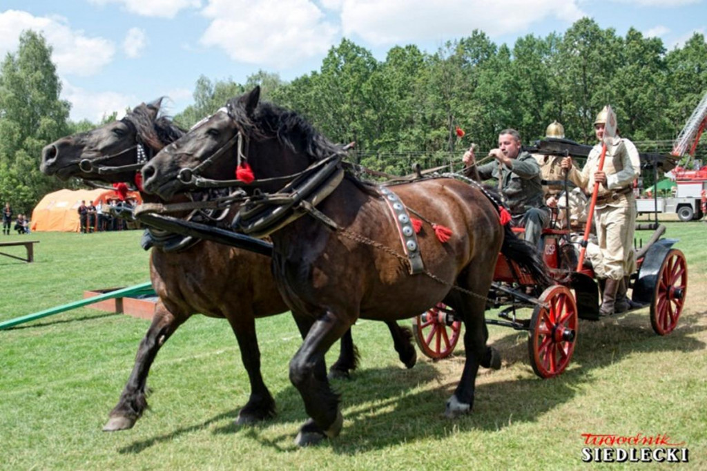 Strażacy z sąsiedniej gminy mają wyjątkową sikawkę. Prezentują ją w całej Polsce. [zdjęcia]