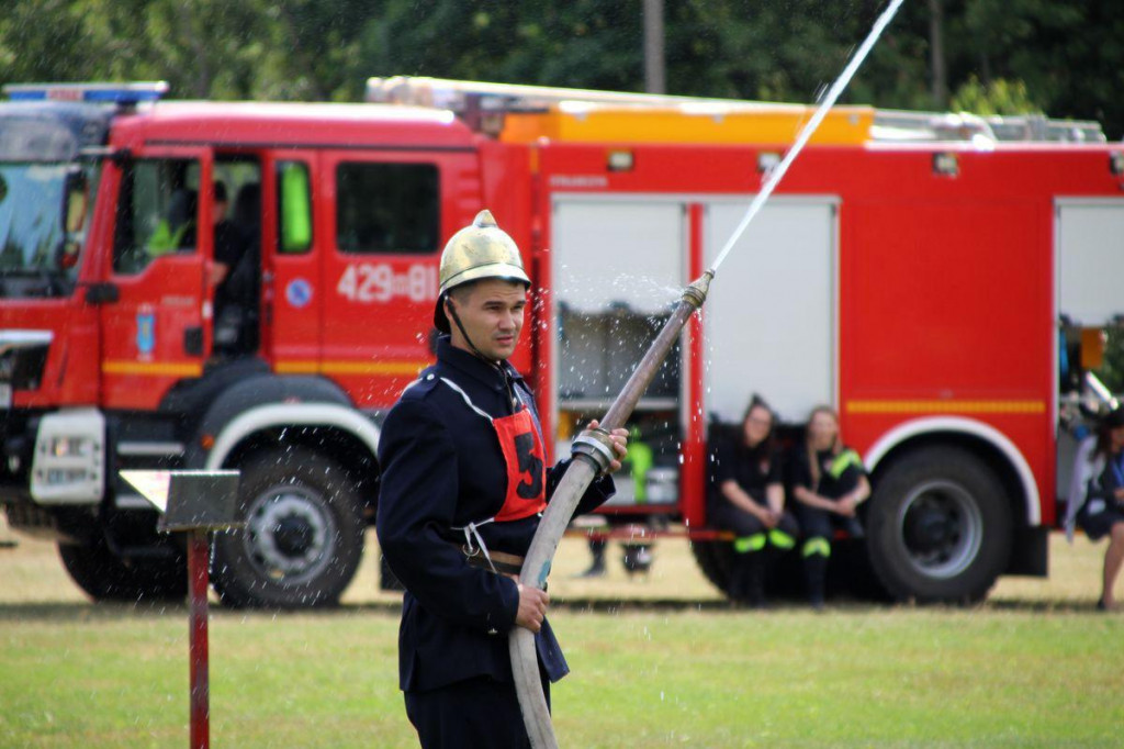 Strażacy z sąsiedniej gminy mają wyjątkową sikawkę. Prezentują ją w całej Polsce. [zdjęcia]
