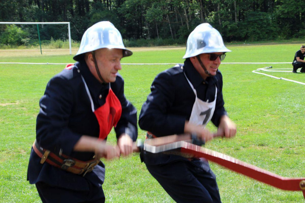 Strażacy z sąsiedniej gminy mają wyjątkową sikawkę. Prezentują ją w całej Polsce. [zdjęcia]