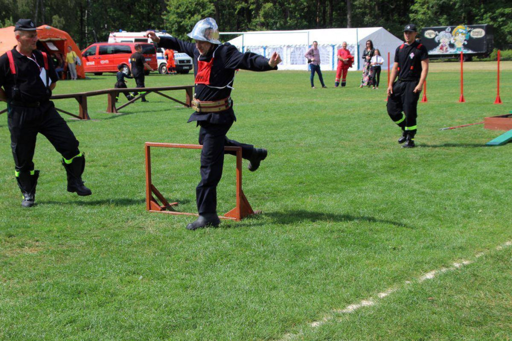 Strażacy z sąsiedniej gminy mają wyjątkową sikawkę. Prezentują ją w całej Polsce. [zdjęcia]