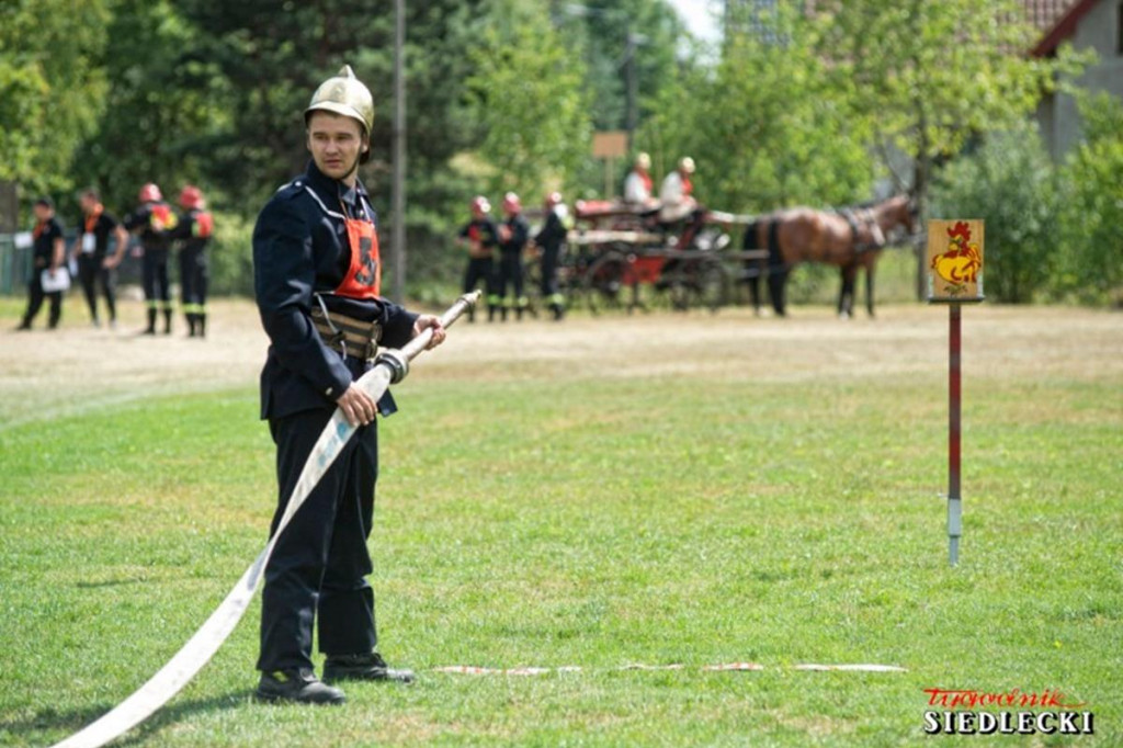 Strażacy z sąsiedniej gminy mają wyjątkową sikawkę. Prezentują ją w całej Polsce. [zdjęcia]