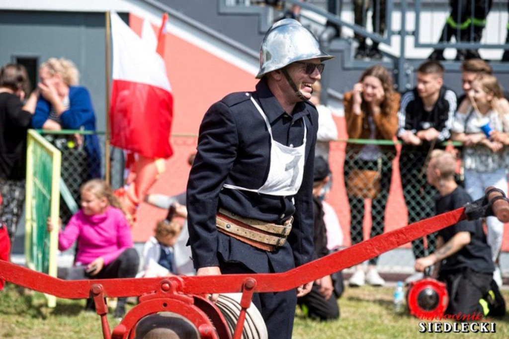 Strażacy z sąsiedniej gminy mają wyjątkową sikawkę. Prezentują ją w całej Polsce. [zdjęcia]