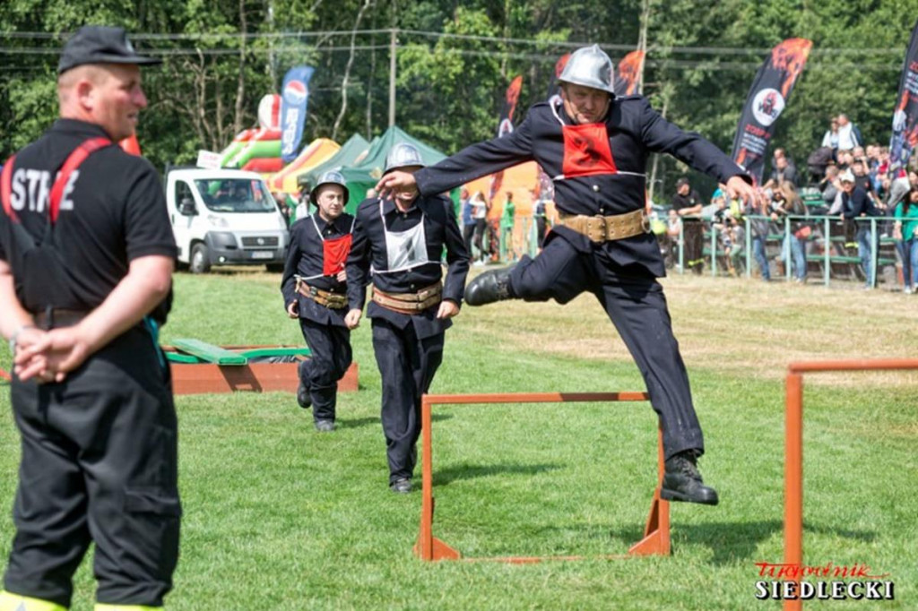 Strażacy z sąsiedniej gminy mają wyjątkową sikawkę. Prezentują ją w całej Polsce. [zdjęcia]