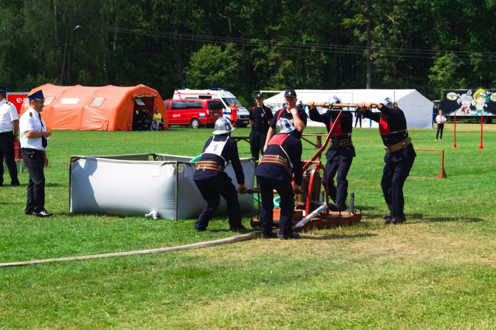 Strażacy z sąsiedniej gminy mają wyjątkową sikawkę. Prezentują ją w całej Polsce. [zdjęcia]