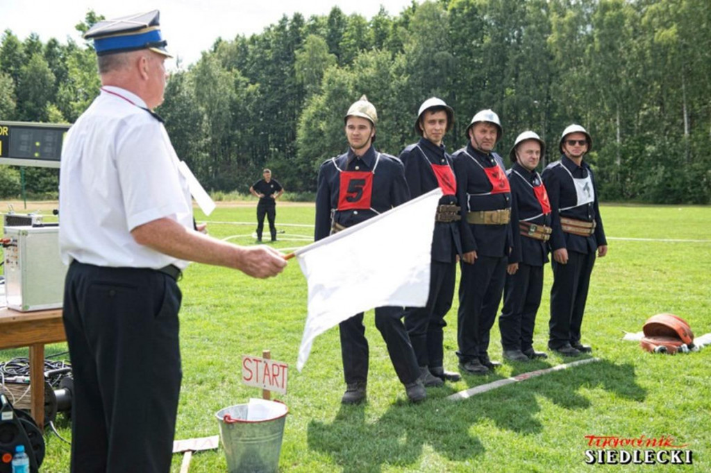 Strażacy z sąsiedniej gminy mają wyjątkową sikawkę. Prezentują ją w całej Polsce. [zdjęcia]