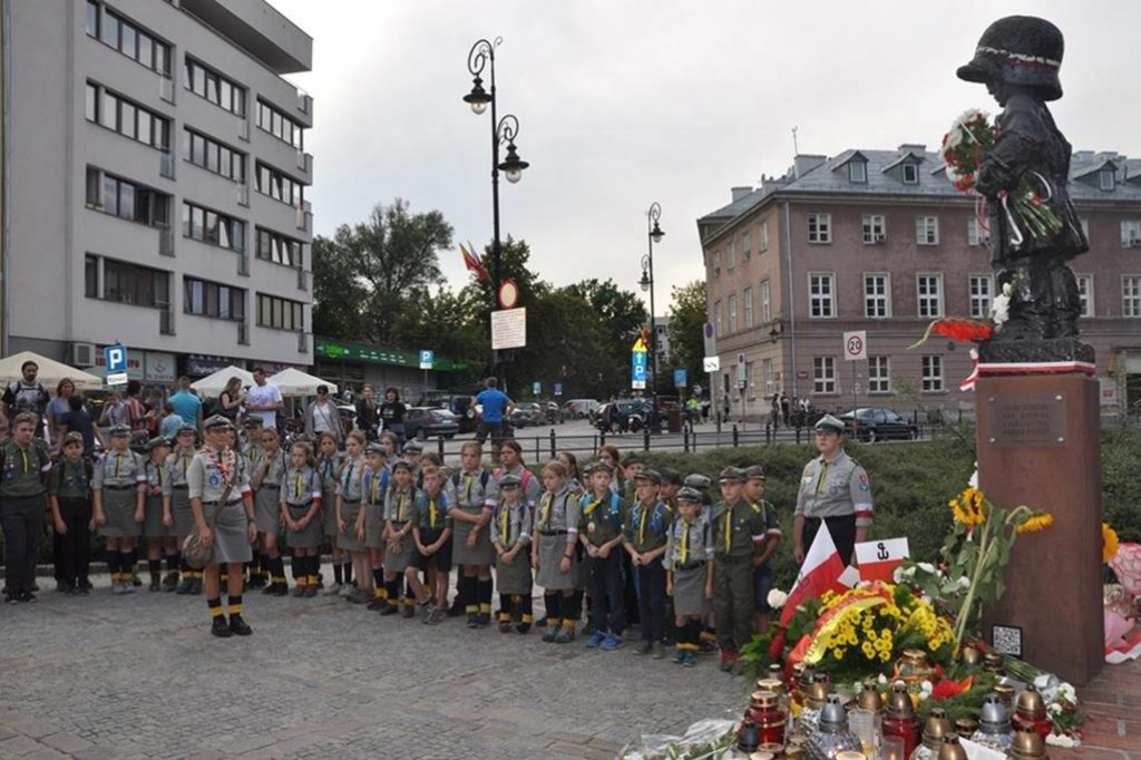 Harcerze z Gąbina uczcili pamięć Powstańców Warszawskich. W wyjątkowym miejscu. [zdjęcia]