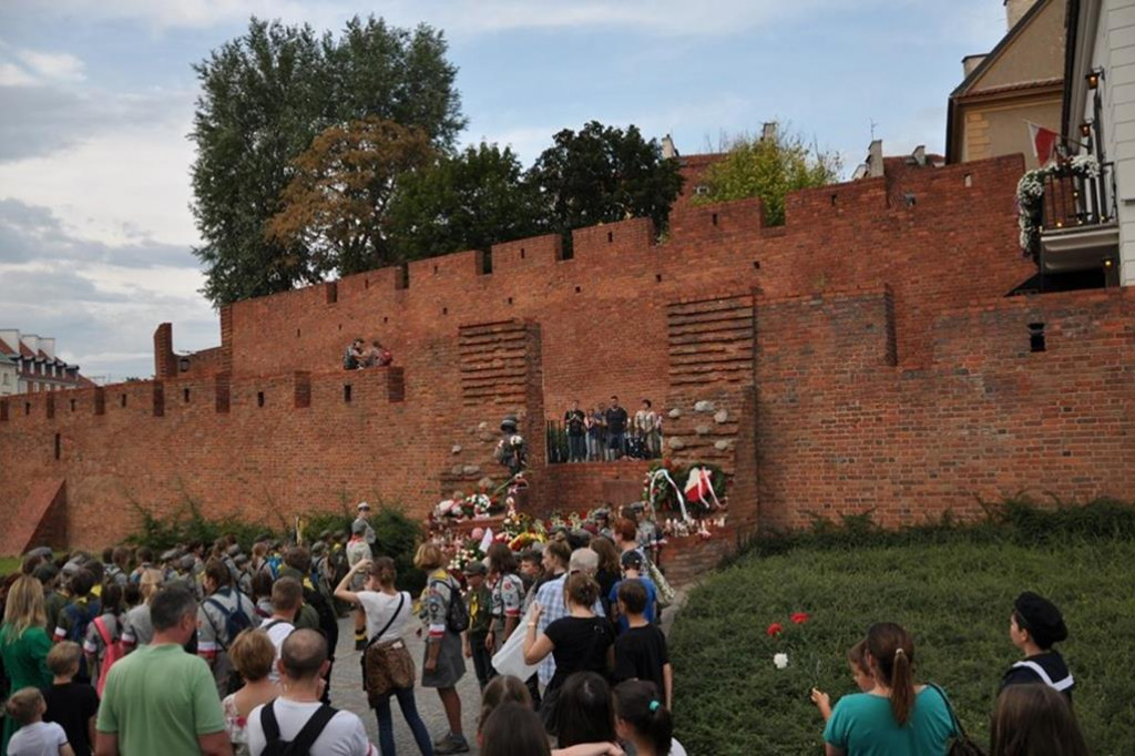 Harcerze z Gąbina uczcili pamięć Powstańców Warszawskich. W wyjątkowym miejscu. [zdjęcia]