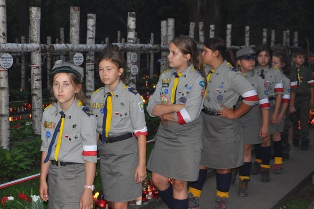 Harcerze z Gąbina uczcili pamięć Powstańców Warszawskich. W wyjątkowym miejscu. [zdjęcia]