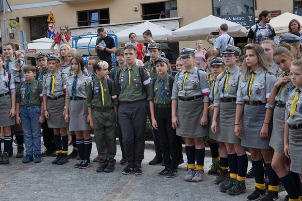 Harcerze z Gąbina uczcili pamięć Powstańców Warszawskich. W wyjątkowym miejscu. [zdjęcia]