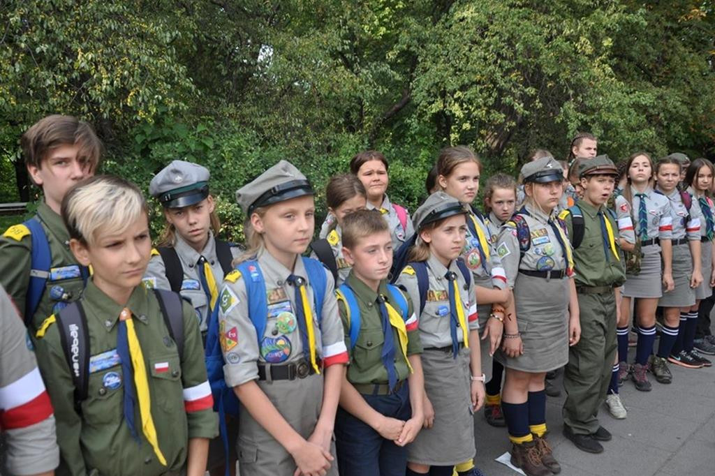 Harcerze z Gąbina uczcili pamięć Powstańców Warszawskich. W wyjątkowym miejscu. [zdjęcia]