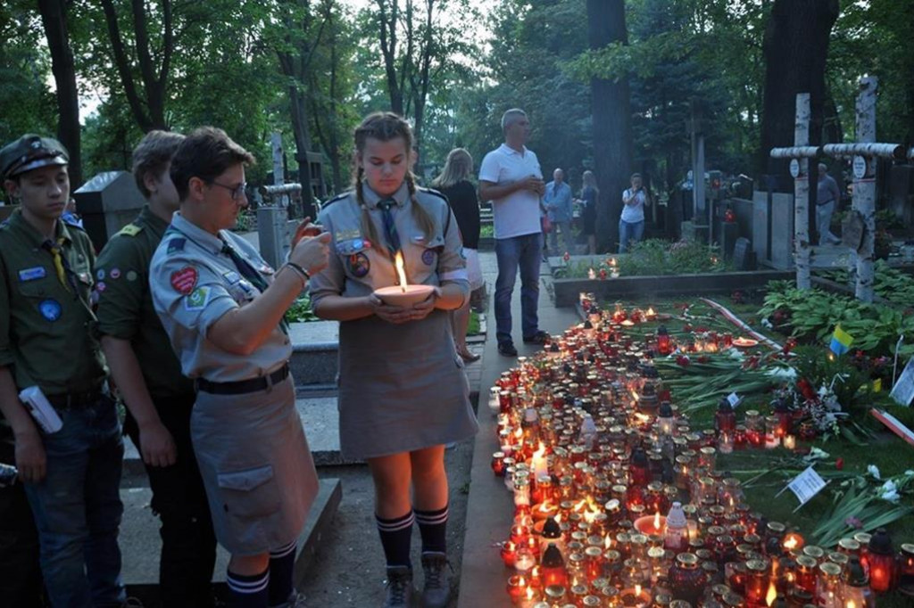 Harcerze z Gąbina uczcili pamięć Powstańców Warszawskich. W wyjątkowym miejscu. [zdjęcia]