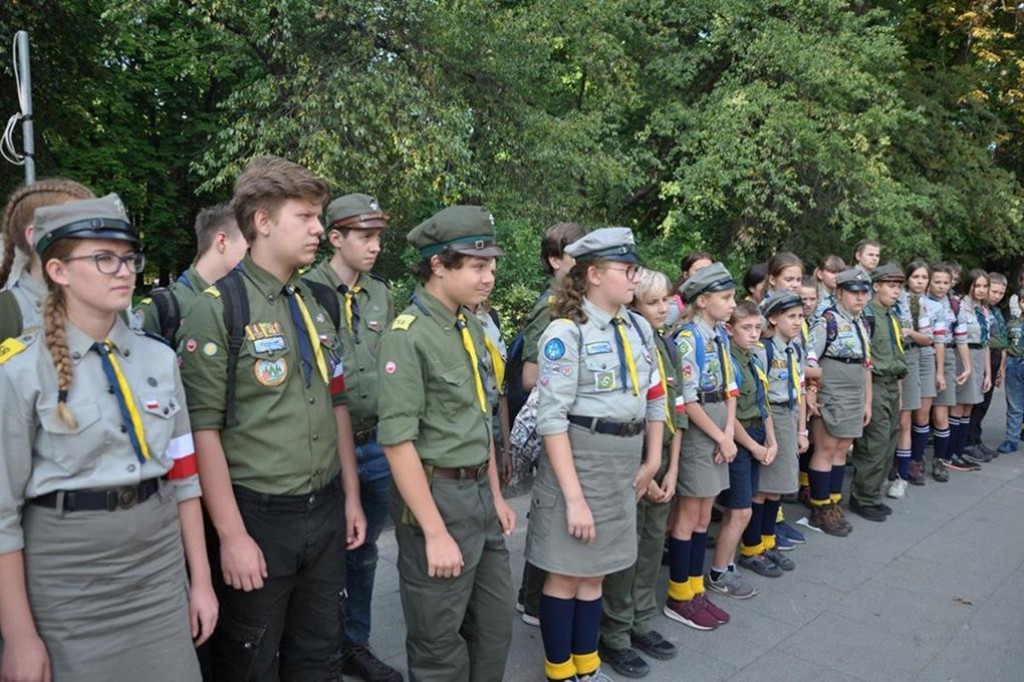 Harcerze z Gąbina uczcili pamięć Powstańców Warszawskich. W wyjątkowym miejscu. [zdjęcia]