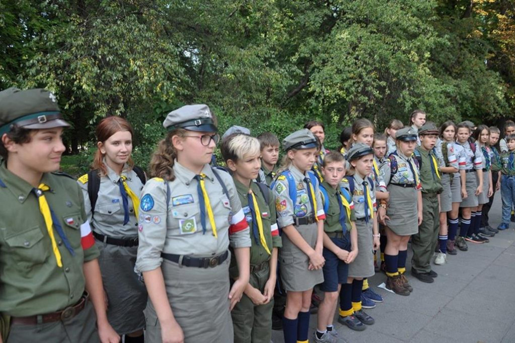 Harcerze z Gąbina uczcili pamięć Powstańców Warszawskich. W wyjątkowym miejscu. [zdjęcia]