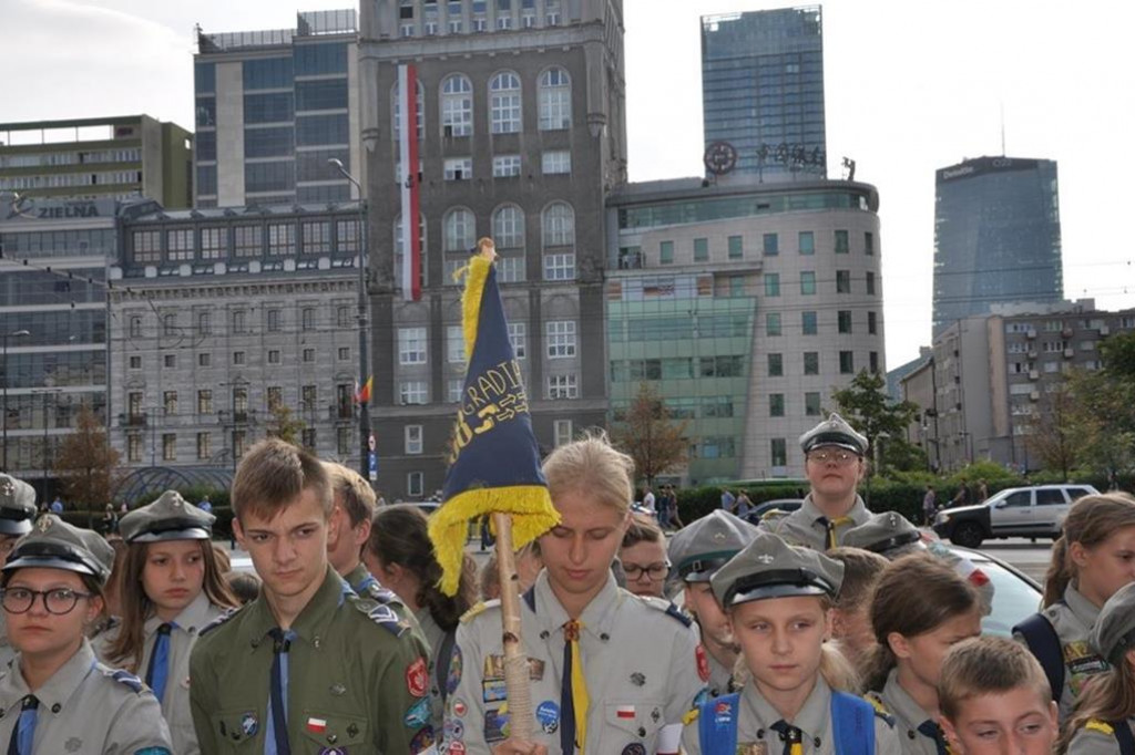 Harcerze z Gąbina uczcili pamięć Powstańców Warszawskich. W wyjątkowym miejscu. [zdjęcia]