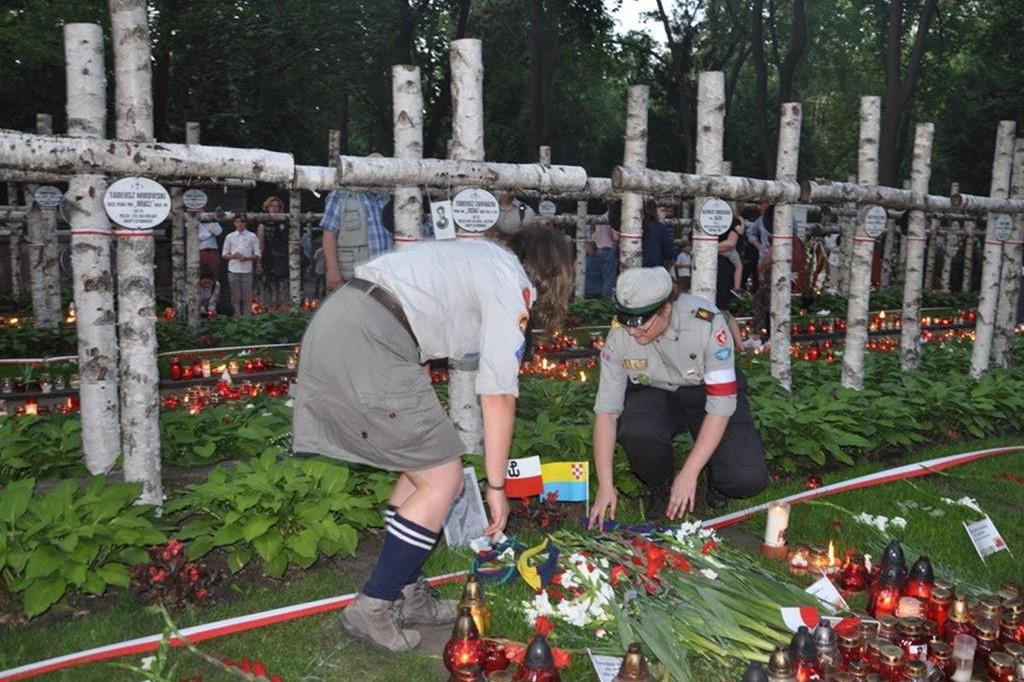 Harcerze z Gąbina uczcili pamięć Powstańców Warszawskich. W wyjątkowym miejscu. [zdjęcia]