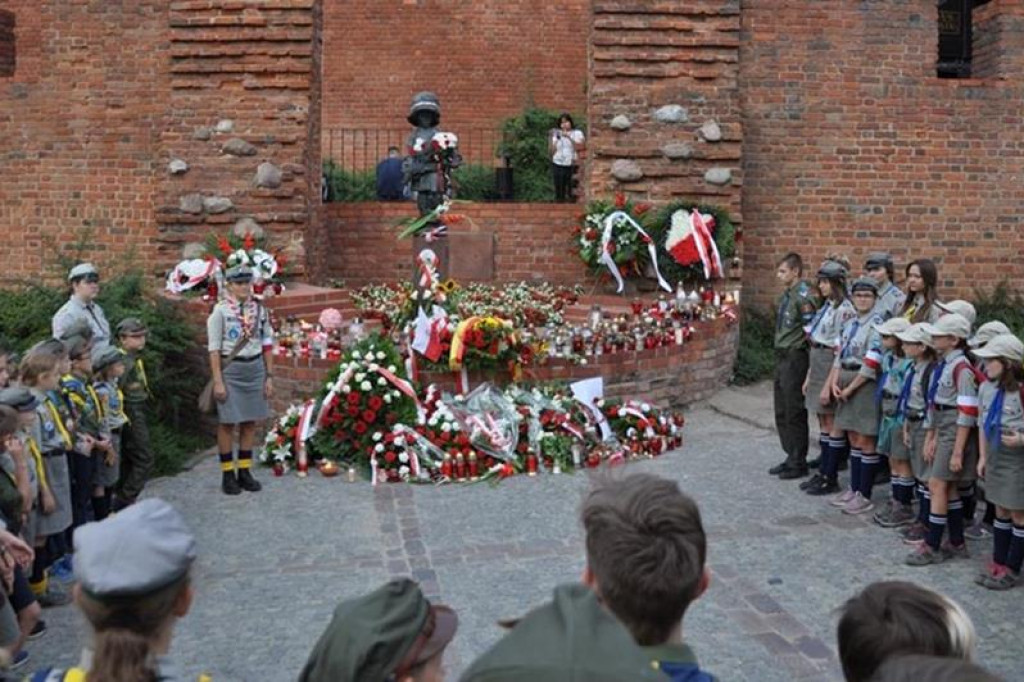 Harcerze z Gąbina uczcili pamięć Powstańców Warszawskich. W wyjątkowym miejscu. [zdjęcia]
