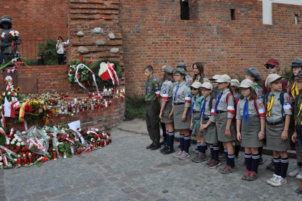 Harcerze z Gąbina uczcili pamięć Powstańców Warszawskich. W wyjątkowym miejscu. [zdjęcia]