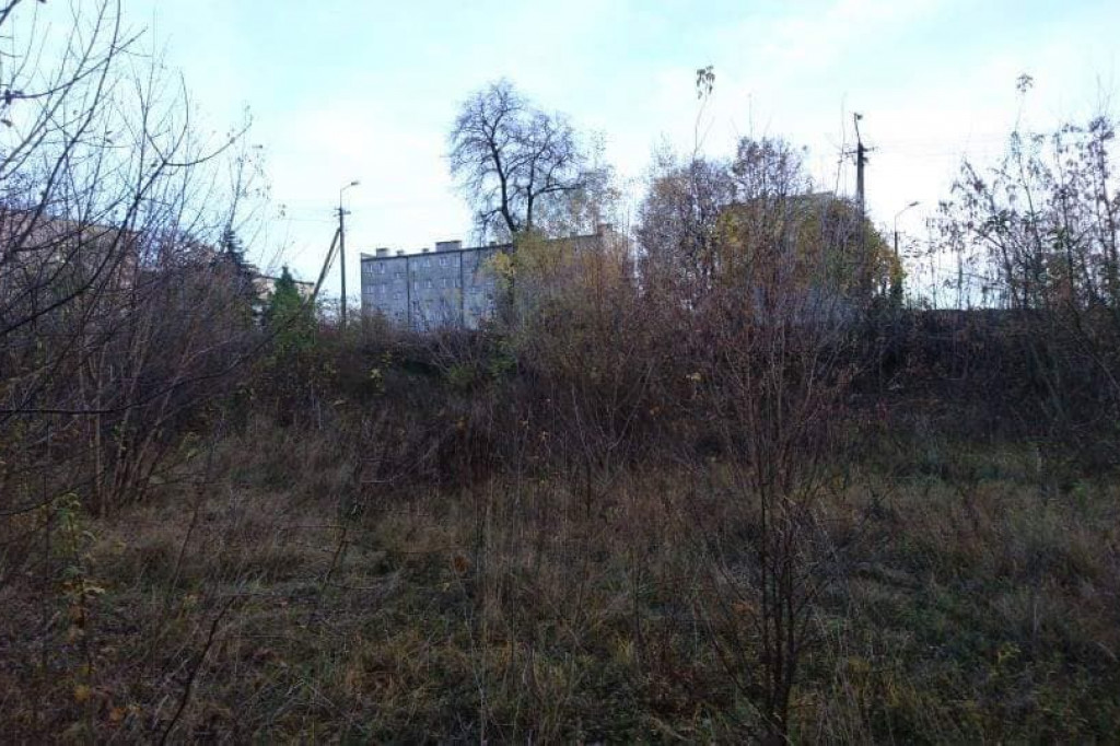 Wcześniej zarośnięty i zaśmiecony. Teraz nabiera nowego wyglądu i staje się miejscem do spotkań mieszkańców. [zdjęcia]