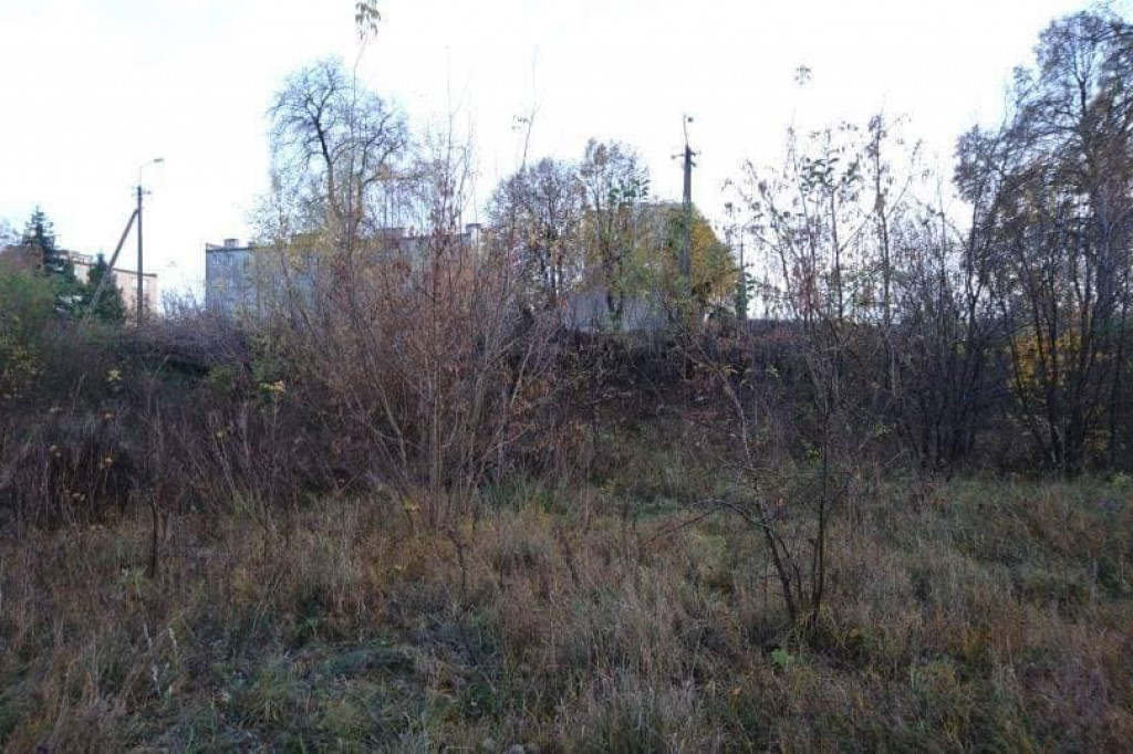 Wcześniej zarośnięty i zaśmiecony. Teraz nabiera nowego wyglądu i staje się miejscem do spotkań mieszkańców. [zdjęcia]