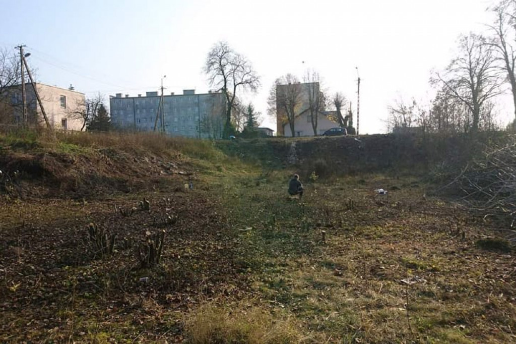 Wcześniej zarośnięty i zaśmiecony. Teraz nabiera nowego wyglądu i staje się miejscem do spotkań mieszkańców. [zdjęcia]