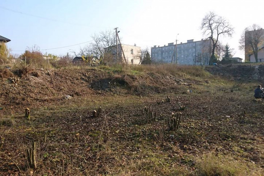 Wcześniej zarośnięty i zaśmiecony. Teraz nabiera nowego wyglądu i staje się miejscem do spotkań mieszkańców. [zdjęcia]