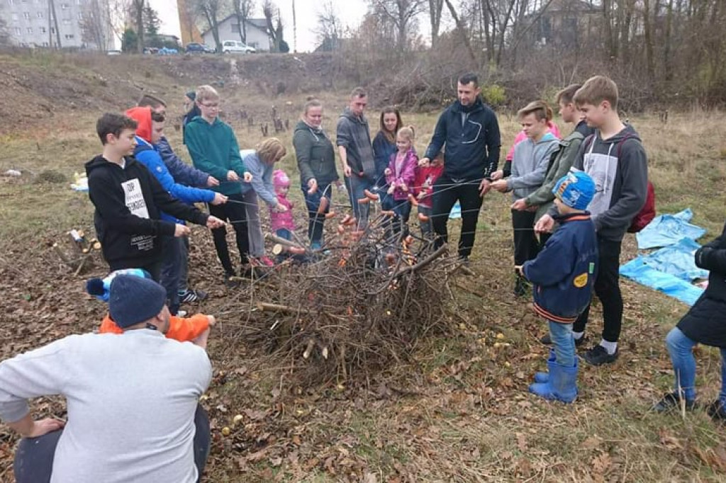 Wcześniej zarośnięty i zaśmiecony. Teraz nabiera nowego wyglądu i staje się miejscem do spotkań mieszkańców. [zdjęcia]