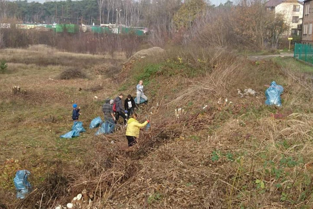 Wcześniej zarośnięty i zaśmiecony. Teraz nabiera nowego wyglądu i staje się miejscem do spotkań mieszkańców. [zdjęcia]