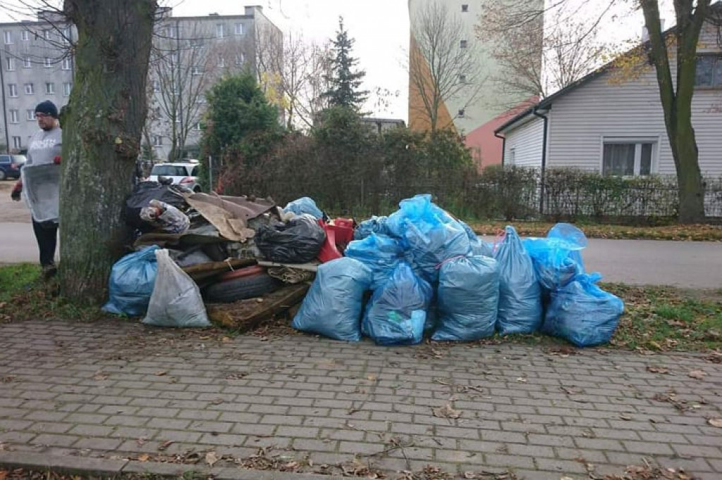 Wcześniej zarośnięty i zaśmiecony. Teraz nabiera nowego wyglądu i staje się miejscem do spotkań mieszkańców. [zdjęcia]