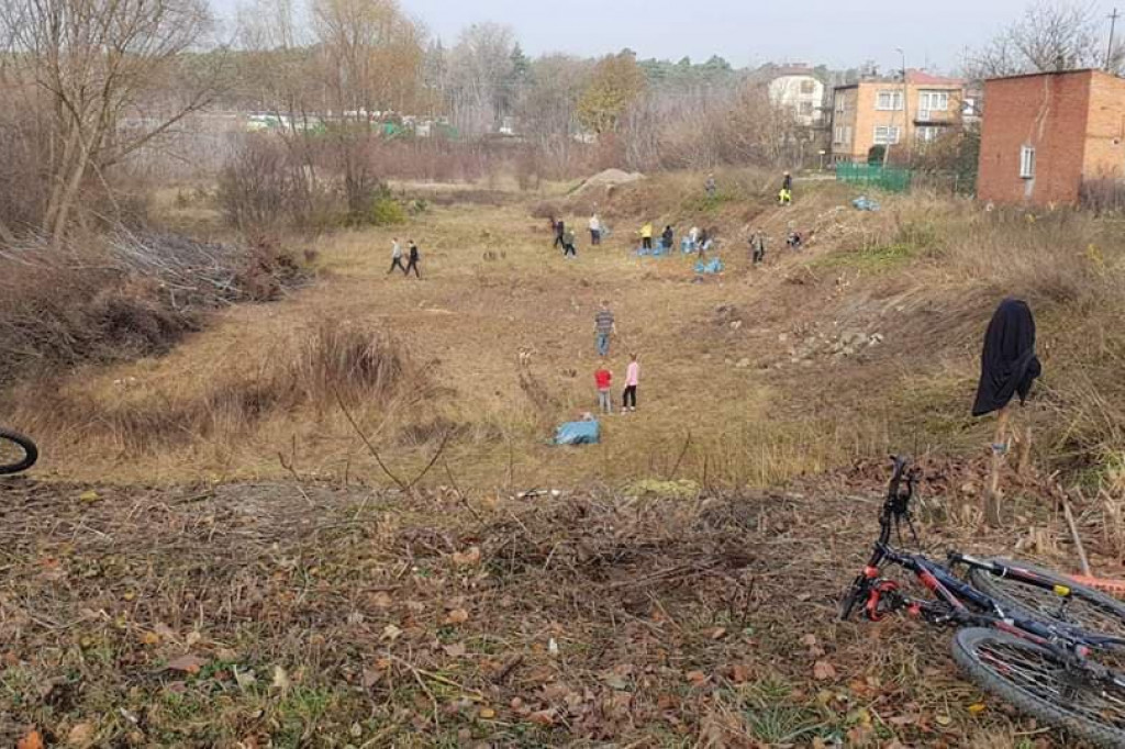 Wcześniej zarośnięty i zaśmiecony. Teraz nabiera nowego wyglądu i staje się miejscem do spotkań mieszkańców. [zdjęcia]