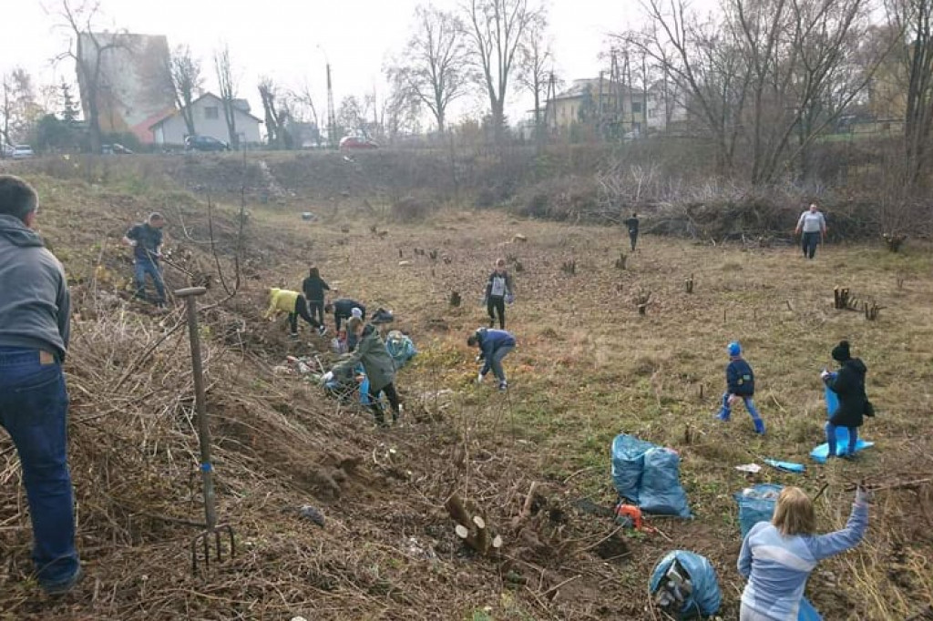 Wcześniej zarośnięty i zaśmiecony. Teraz nabiera nowego wyglądu i staje się miejscem do spotkań mieszkańców. [zdjęcia]