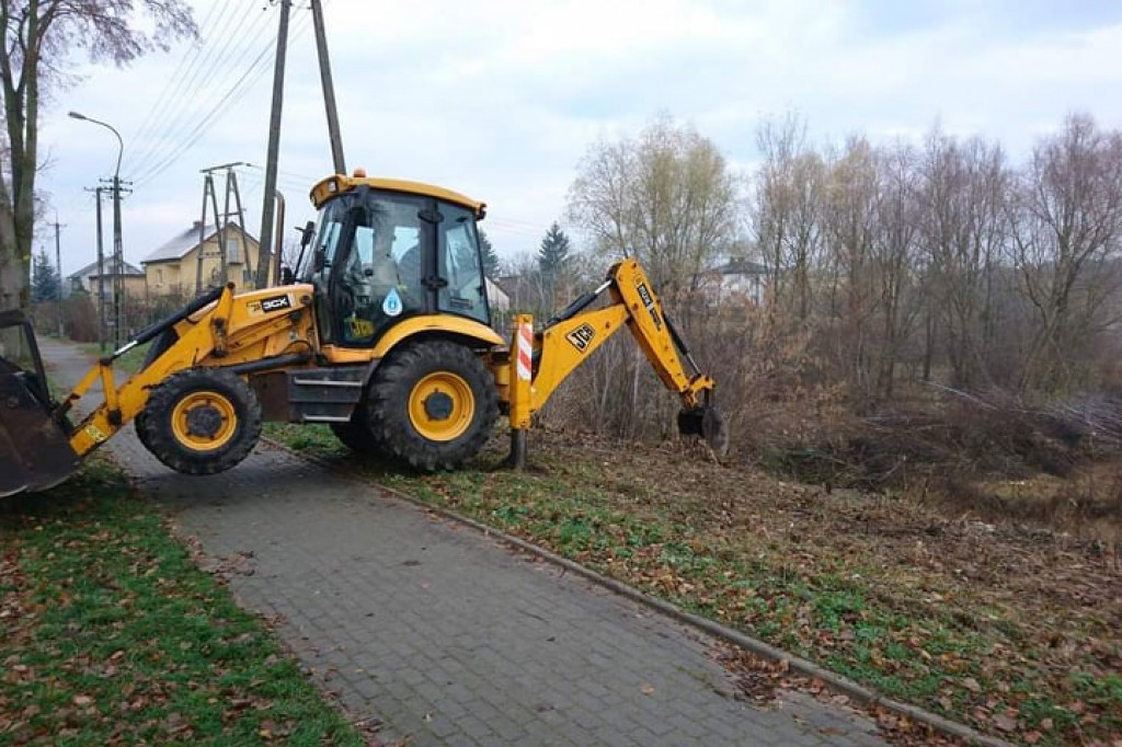 Wcześniej zarośnięty i zaśmiecony. Teraz nabiera nowego wyglądu i staje się miejscem do spotkań mieszkańców. [zdjęcia]