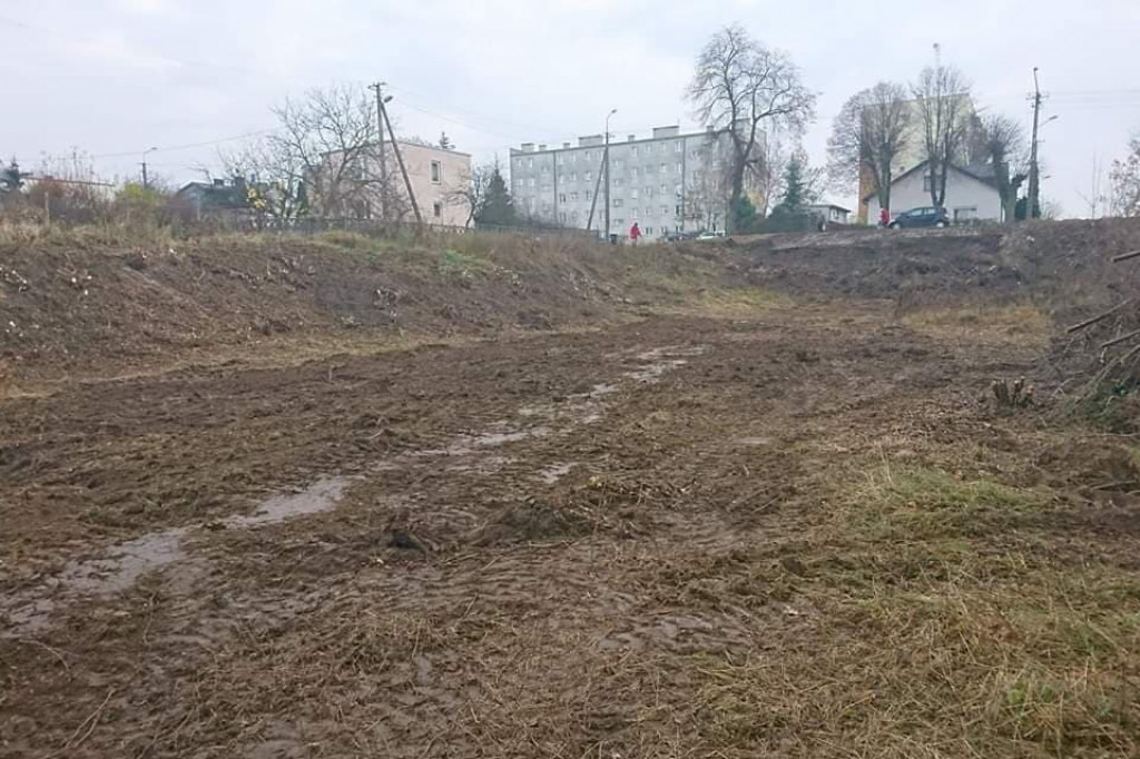 Wcześniej zarośnięty i zaśmiecony. Teraz nabiera nowego wyglądu i staje się miejscem do spotkań mieszkańców. [zdjęcia]