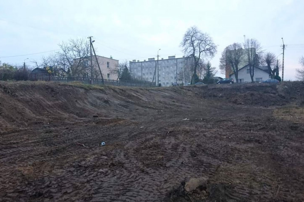 Wcześniej zarośnięty i zaśmiecony. Teraz nabiera nowego wyglądu i staje się miejscem do spotkań mieszkańców. [zdjęcia]