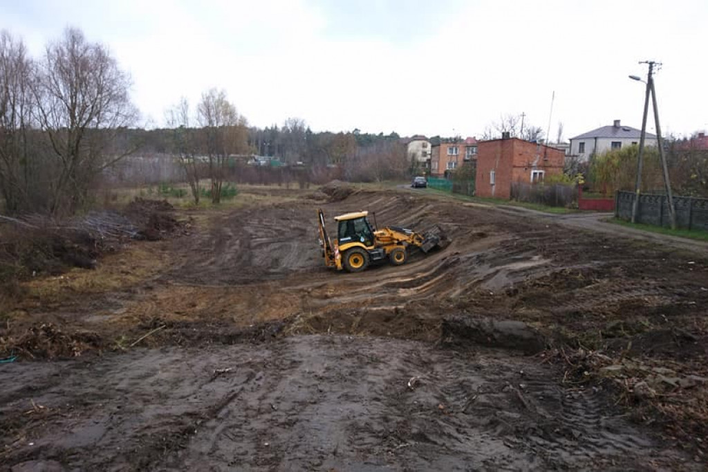 Wcześniej zarośnięty i zaśmiecony. Teraz nabiera nowego wyglądu i staje się miejscem do spotkań mieszkańców. [zdjęcia]