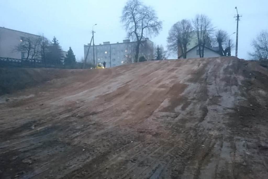 Wcześniej zarośnięty i zaśmiecony. Teraz nabiera nowego wyglądu i staje się miejscem do spotkań mieszkańców. [zdjęcia]