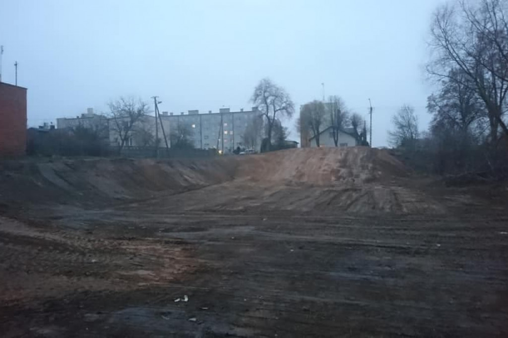 Wcześniej zarośnięty i zaśmiecony. Teraz nabiera nowego wyglądu i staje się miejscem do spotkań mieszkańców. [zdjęcia]