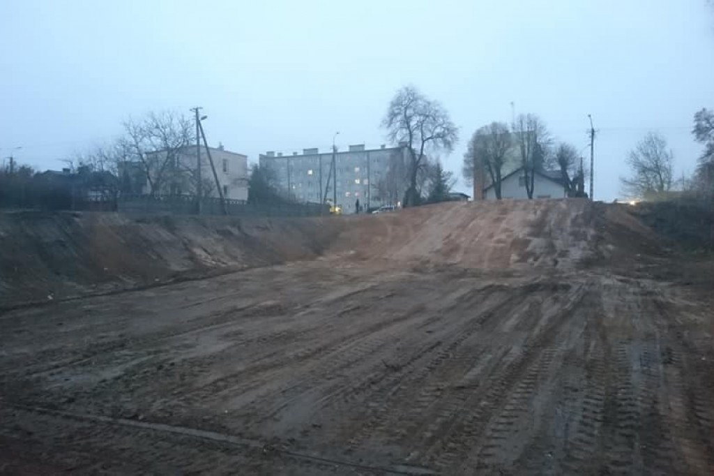 Wcześniej zarośnięty i zaśmiecony. Teraz nabiera nowego wyglądu i staje się miejscem do spotkań mieszkańców. [zdjęcia]